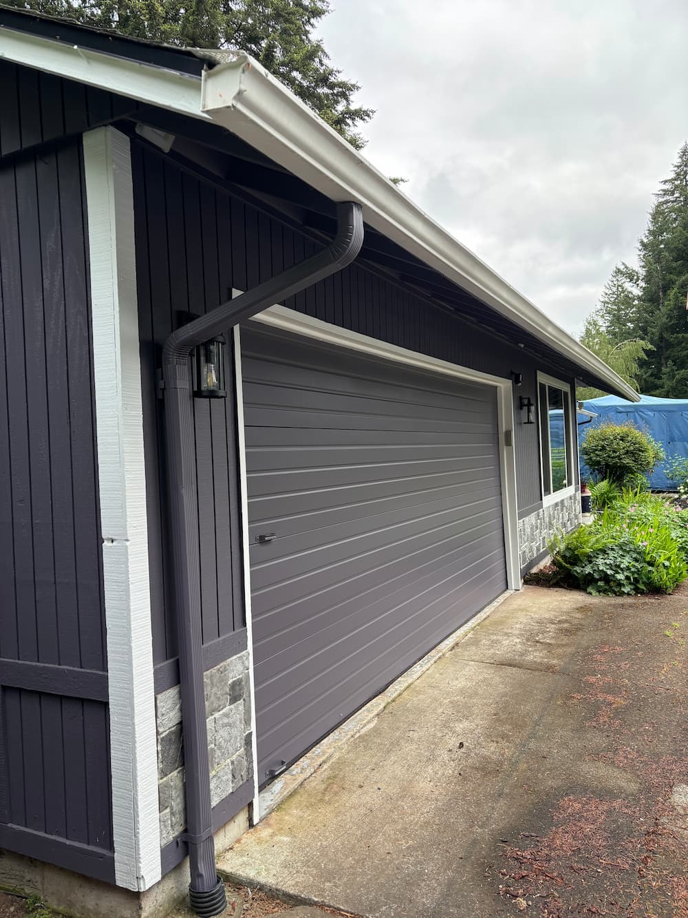 Before gutter replacement - old worn gutters in Vancouver WA